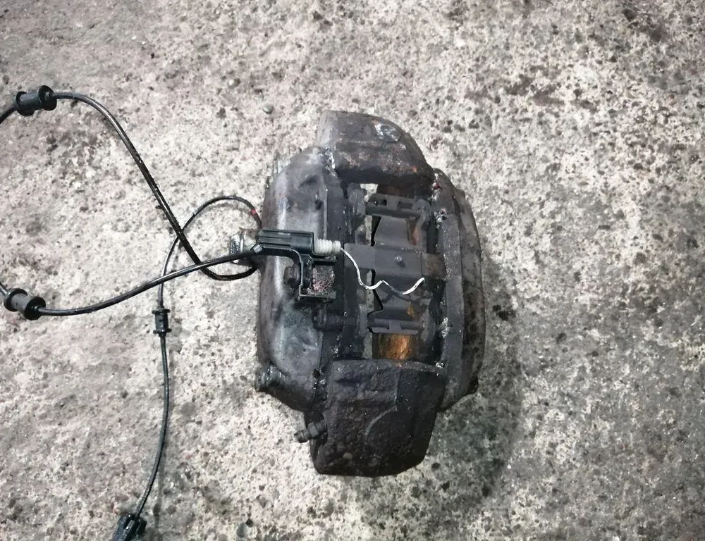 MERCEDES-BENZ M-Class W163 (1997-2005) Μπροστινή δεξιά δαγκάνα φρένου 33881378