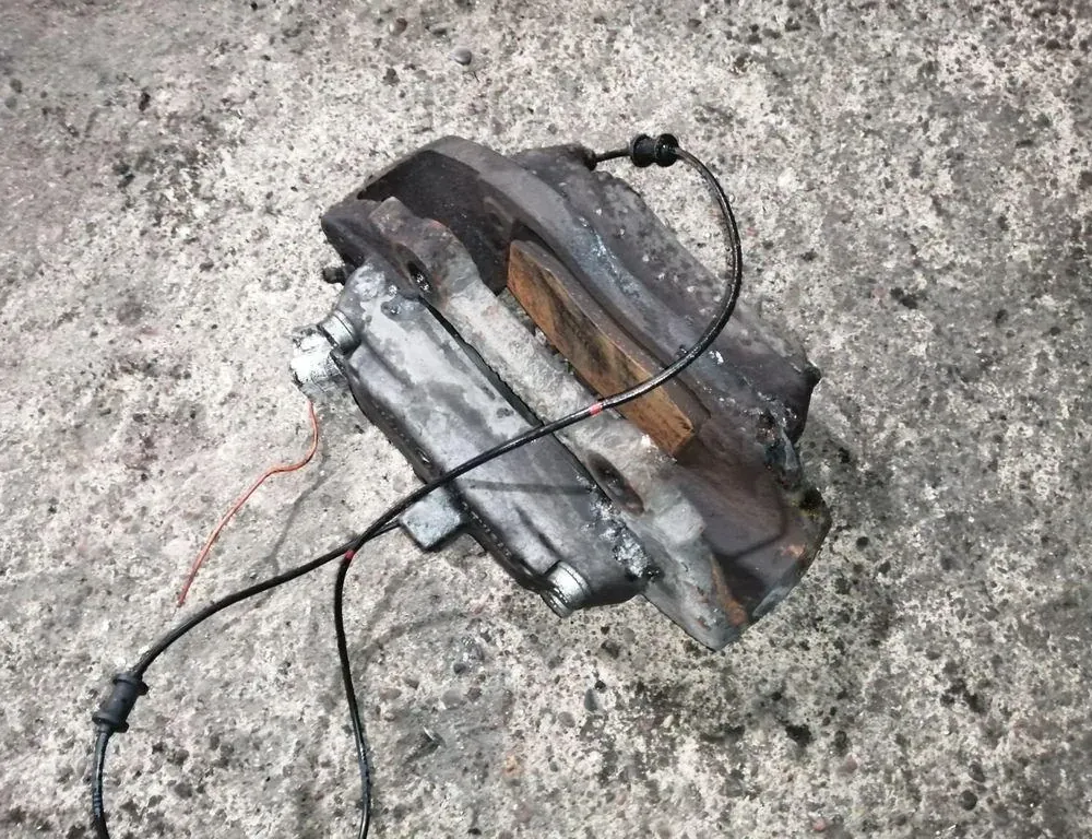 MERCEDES-BENZ M-Class W163 (1997-2005) Μπροστινή δεξιά δαγκάνα φρένου 33881378