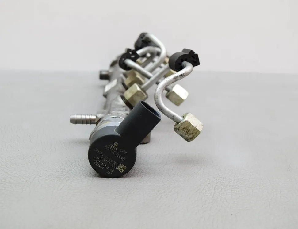 SEAT Leon 3 generation (2012-2020) Σωλήνας καυσίμου 057130764AB,04L089B 25313862