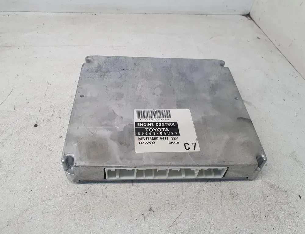 TOYOTA Avensis 2 generation (2002-2009) Μονάδα ελέγχου κινητήρα ECU 8966105C71 34237560