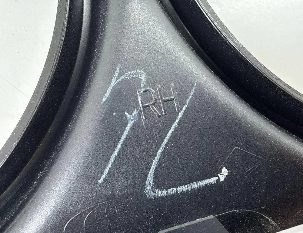 DODGE Challenger 3 generation (2008-2024) Μπροστινή δεξιά επένδυση προβολέων 68259052AB 34985524