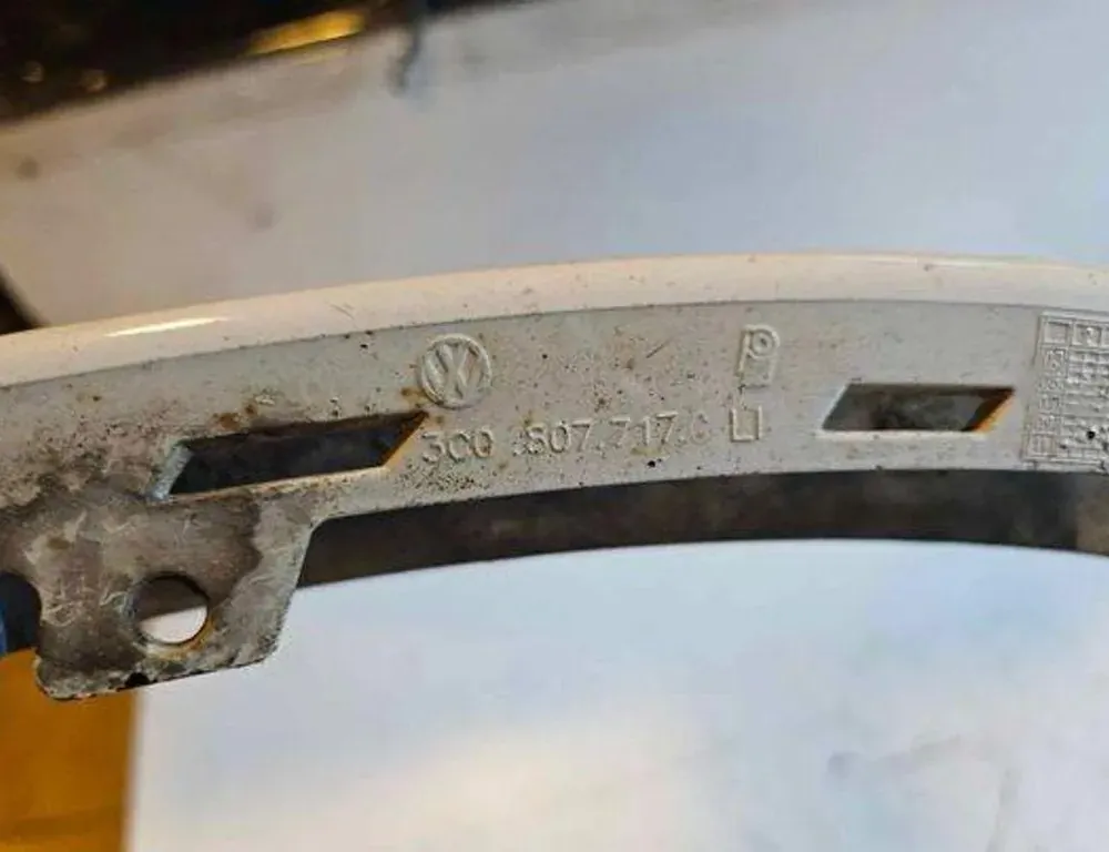 VOLKSWAGEN Passat B6 (2005-2010) Μπροστινή δεξιά επένδυση προβολέων 3C0807717 34684213