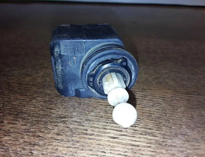 OPEL Zafira B (2005-2010) Διακόπτης ρύθμισης ύψους προβολέων 00883000 25463477