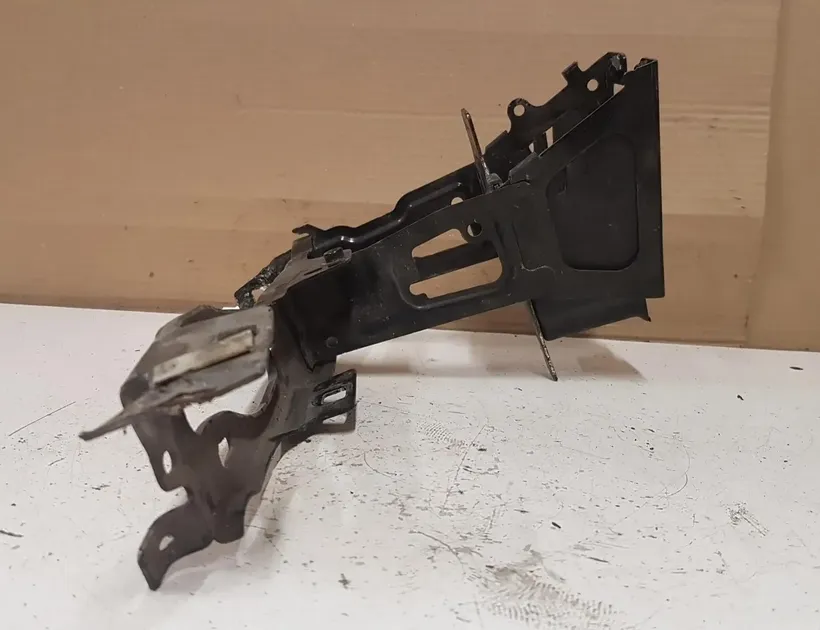 BMW 1 Series F20/F21 (2011-2020) Βάση στήριξης δεξιού προβολέα 17023811 28775161