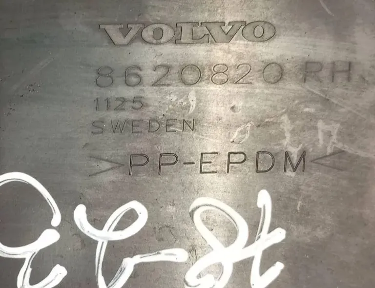VOLVO XC60 Πίσω δεξιά επένδυση φανού 8620820 33152661