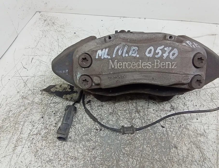 MERCEDES-BENZ M-Class W163 (1997-2005) Μπροστινή δεξιά δαγκάνα φρένου 20704604 28687231