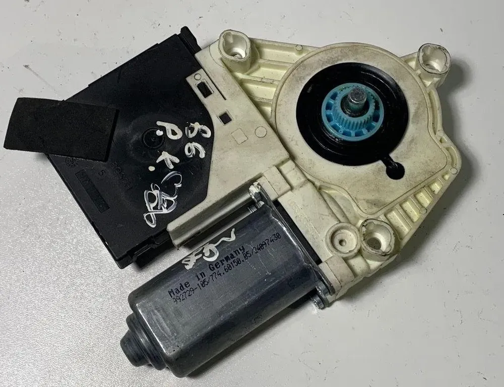 VOLKSWAGEN Passat B7 (2010-2015) Κινητήρας ρυθμιστή παραθύρου Αριστερής Προσόψεως Πόρτας 1K0959792L 30674319