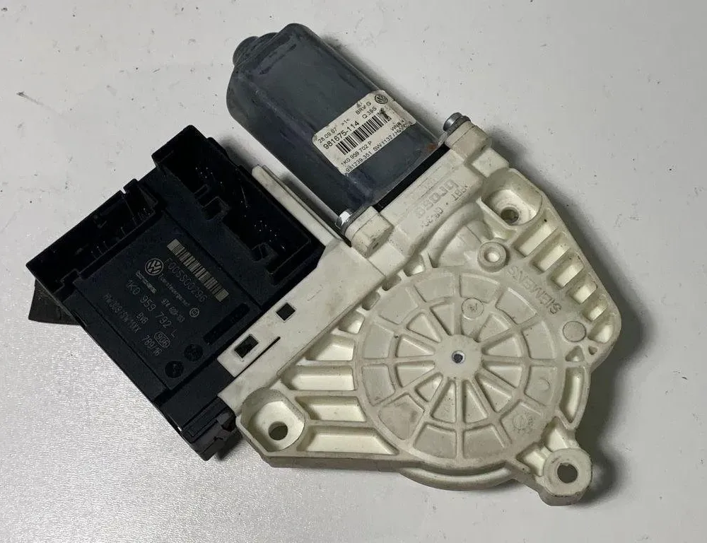 VOLKSWAGEN Passat B7 (2010-2015) Κινητήρας ρυθμιστή παραθύρου Αριστερής Προσόψεως Πόρτας 1K0959792L 30674319
