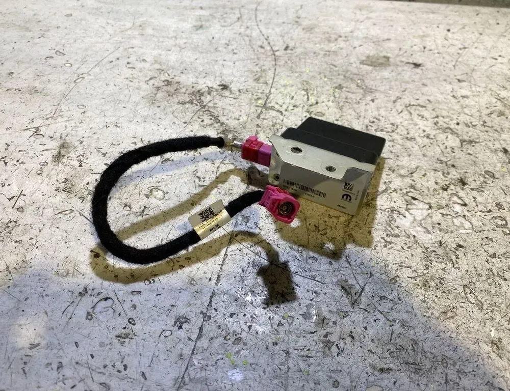 DODGE Challenger 3 generation (2008-2024) Ενισχυτής κεραίας Bootlid 00533718290,924223379,P68293977AA,61023C 35004970