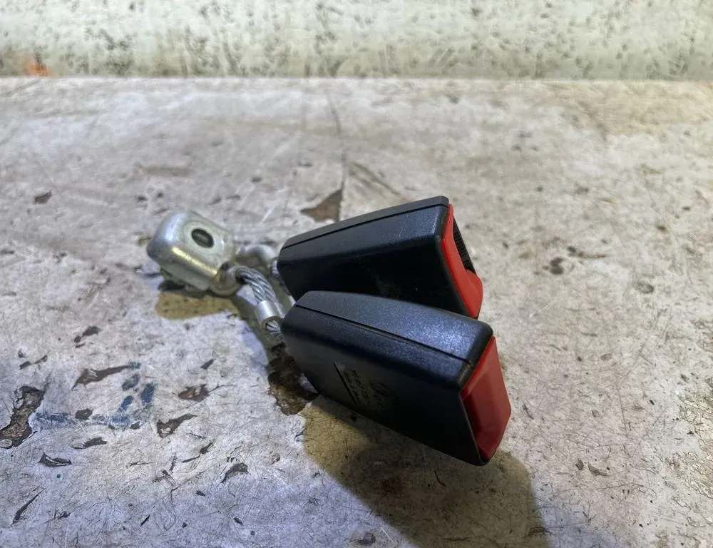 VOLKSWAGEN Golf 5 generation (2003-2009) Πόρπη πίσω δεξιά καθίσματος 1K0857739H 35042062