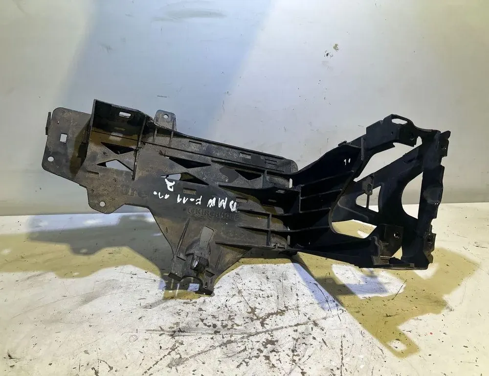 BMW 5 Series F10/F11 (2009-2017) Βάση στήριξης δεξιού προβολέα 7200794,11071510 35000569